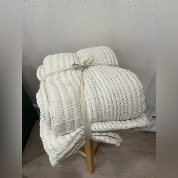 NWT Queen Organic Cotton Channel Stitch Coverlet in Undyed - Picture 5 of 7